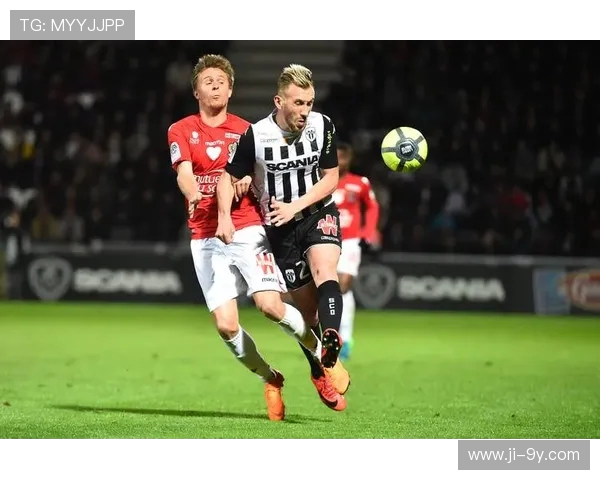 冬季保暖又时尚的足球外套推荐打造球场与日常兼顾的运动潮流选择